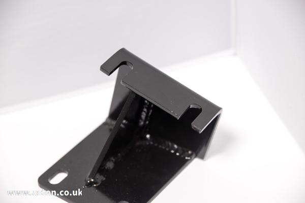 ENGINE BEARER BRKT-R - 025-010-0006