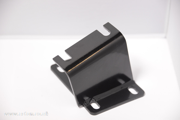 ENGINE BEARER BRKT-R - 025-010-0006