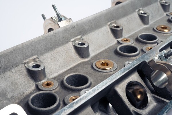 DB4,DB5,DB6 AND DBS6 CYLINDER HEAD - 048-006-0111AW