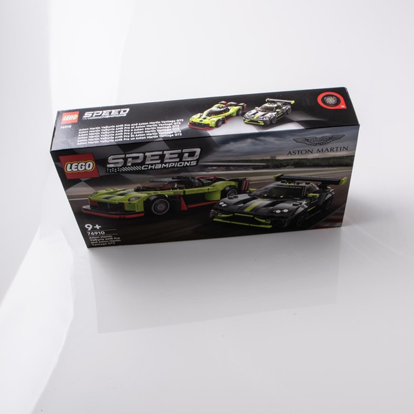 Aston Martin Valkyrie AMR Pro / Aston Martin Vantage GTE Lego Set - LEGO76910
