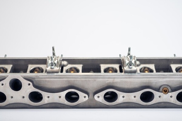 DB4,DB5,DB6 AND DBS6 CYLINDER HEAD - 048-006-0111AW
