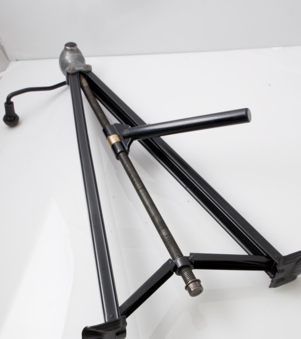 GENUINE DB4 SIDE JACK - 020-040-0130