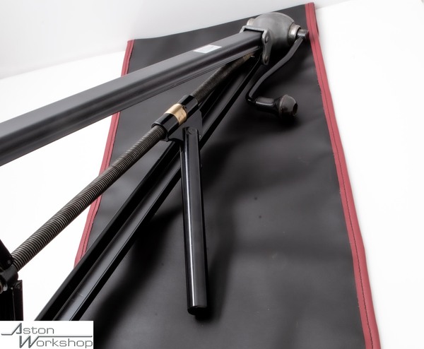 GENUINE DB4 SIDE JACK - 020-040-0130