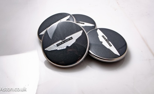 GREY/BLACK BADGE-WHL CENTRE(4) - HY53-1A096-HA-PK