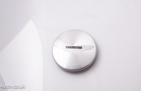 SILVER/BLACK BADGE-WHL CENTRE(4) - HY53-1A096-FA-PK